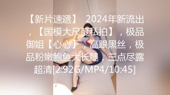  颜值不错的风骚女模特，大辫子漏出骚奶子诱惑狼友跟两位大哥激情3P