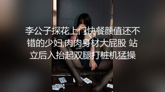 公园偷窥偶遇的牛仔短裤眼镜妹子换鞋