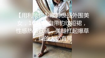 手持镜头操卡哇伊妹子，露脸啪啪女友主动掰穴让特写，女上位再侧入高潮后倒点热水洗逼