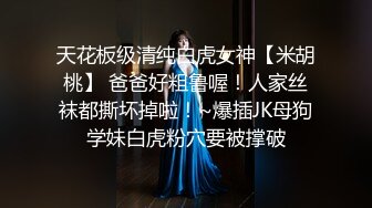 俩壮男征服爷们公狗,肌肉男发起骚来连女人都自愧不如,双龙内射肌肉逼,用手扣出精液舔食