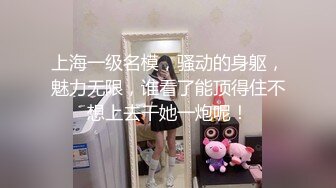 齐逼牛仔短裤黑丝骚女舔屌足交一脸享受脱下黑丝掰穴扣弄