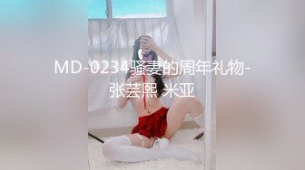   清纯美少女小周妹妹自己闺房自摸诱惑，超粉嫩小穴特写，揉捏奶子磨蹭阴蒂，美臀更是诱人