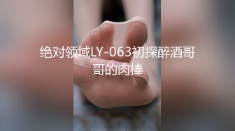   尤物级女神御姐 真会打扮啊 白皙肉体黑色衣服勾人性福，吊带裹胸往上一扒就舔吸奶子