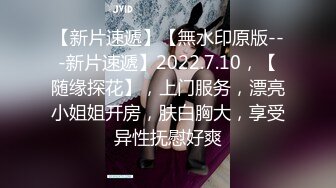 【房东偷窥】一家三口吃喝拉撒都在一屋里的打工家庭妈妈给坐在浴盘的女儿搓澡