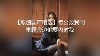 一群精神小伙 欺负一个小姑娘 现在的小年轻真是不讲武德 古惑仔都知道不打女人！