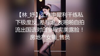 白虎嫩穴双马尾萝莉萌妹脱下小可爱内裤随意玩弄无毛小嫩穴，腰细圆润屁股翘起后入，进进出出呻吟娇喘太夹了