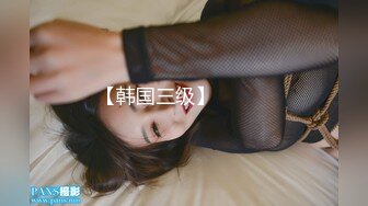 【新片速遞】两个风骚的轻熟女露脸一起大秀直播给狼友看，玩的好刺激玩着两奶子吃，69互相舔逼，带着假鸡巴内裤抽插爆草