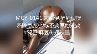 身材苗条的年轻御姐范美女，道具自慰，在阴道里面来回抽插，留了很多白浆直言自己来了不行了