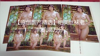 8个月的年轻小孕妇陪渣男老公玩直播挣生孩子的钱，露脸全裸挺着肚子口交，被渣男爆草特写骚逼水还不少