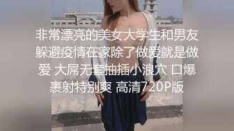 奶哺乳期骚女激情操逼，挤出乳汁，抓着屌猛吸，从下往上视角后入，操的两个大奶晃动