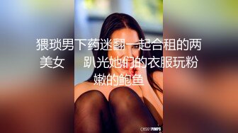  两个小哥调教三个粉嫩萝莉激情大秀，全程露脸好刺激两个舔乳头一个舔鸡巴