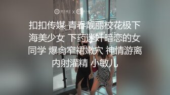 丝袜高跟露脸颜值很高的小妞跟大哥激情啪啪，全程高能各种抽插，让大哥肆意玩弄扛腿抽插浪叫不止表情好骚啊