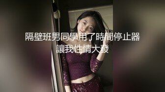 在酒店邮寄快递，老婆穿上露出款超级短裙故意在快递小哥面前弯腰在行李箱拿衣服让快递小哥看到完全露出的PP，看看快递小哥的反应吧。(角度一)