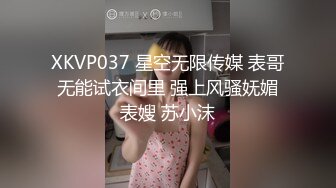 趴窗戶上偷窺用涼水擦身的妹子,奶子不算大乳頭倒是挺翹的