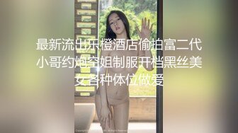 单位女厕全景偷拍站着尿尿的美女同事 这技术不得不佩服