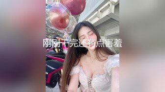 商场女厕全景偷拍多位漂亮的小姐姐嘘嘘 小美女拿个瓶子不知道往B里喷的啥 (2)