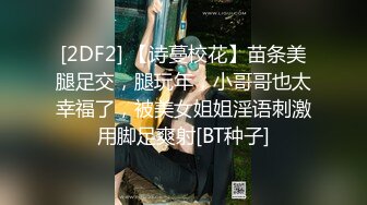 漂亮眼镜美眉吃鸡啪啪 皮肤白皙鲍鱼粉嫩 大白天在户外野战 小穴抠的淫水哗哗 撅着大白屁屁被无套内射