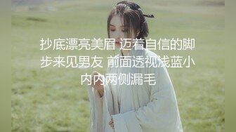    老公现场指挥：站到床上嘛，她前面吃，后面也得艹，不过鸡巴够大，老婆够喜欢，被艹的嗷嗷叫床，很享受