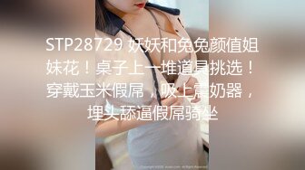 G奶爆乳骚熟女3P伺候，尽情揉捏大奶子，两根JB轮流舔太骚了，扛起腿爆操前后夹击-