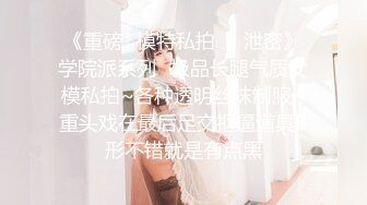 爆乳熟女小海媚：宝贝儿子，把你们的裤子脱了，把你们的大鸡巴逗掏出来，插进来射给我啊啊啊，骚起来你挡不住！