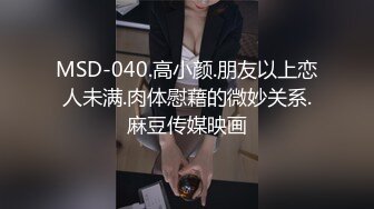 蝴蝶逼的小嫂子露脸黑丝情趣诱惑，让小哥亲着小嘴摸着骚穴搞出好多水，陪狼友撩骚听指挥主动上位抽插浪叫