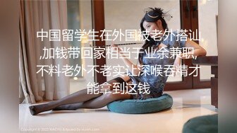 商场厕所偷拍牛仔裤美女边玩手机边拉屎