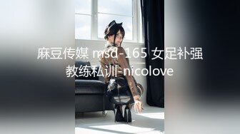 【Stripchat】大眼萌妹反差婊女主播「Monica」性感白丝M腿自慰吐舌头很懂撩人