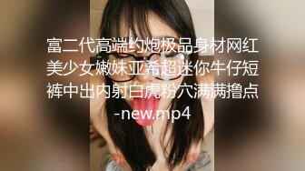 躺在床上假装玩手机偷拍苗条身材女炮友洗完澡照镜子化妆用电吹风吹逼逼