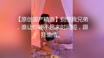 中年妇女的诱惑，全程露脸开档黑丝高跟情趣，听狼友指挥展示揉奶玩逼，逼毛性感淫水多多，道具玩弄阴蒂真骚[