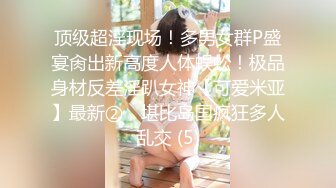 穿着浅蓝色轻飘飘百褶裙美女 逛街裙子被风吹起内裤全露出发现用手去捂已经晚了