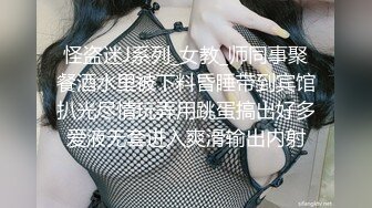 白裙T裤美女专心玩手机勒紧逼缝里