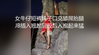 刺激的户外主播开档黑丝高跟在公园内大秀直播，漏出骚奶子真空装逼逼里夹着大黑牛自慰，人来人往精彩又刺激