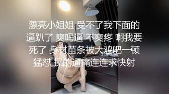  人妻榨汁机跟两个年轻小哥激情3P给狼友看，淫乱的房间被两个小哥各种玩弄