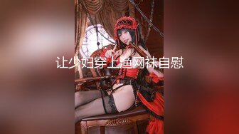 Ria 久留美在她可爱的 cosplay 中看着你的眼睛，轻轻地抚摸你暴露在她面前的搏动的阴茎。