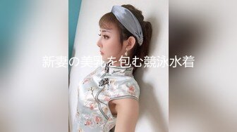 新妻の美乳を包む競泳水着