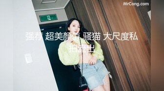 守候的冷艳美女来上厕所了，尿尿两瓣阴唇和阴道口一吸一张，近距离的清脆嘘嘘声 听得我的鸡巴都硬顶顶啦！