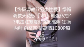 【新片速遞】 极具韵味的丝袜❤️巨乳少妇❤️和闺蜜一起与摄影师互相玩弄，这巨乳少妇真的顶，把玩双峰，坐骑上位骚气无比！