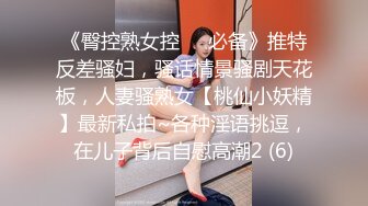 吊带背心小姐姐牛仔裙弯腰捂裙子被抄底微透内 SR级咖啡店抄底长裙美女白色内内