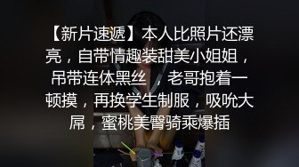 姐妹榨汁机，丝袜高跟大长腿一起伺候大哥，一起跪在地上给大哥舔鸡巴