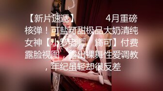 熟女的疯狂风骚的大姐勾搭两个院里乘凉的大爷玩起了3P，小院里脱光轮流伺候两大叔口交啪啪玩得还很尽兴