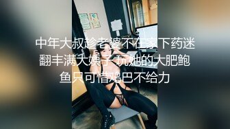 夢心玥 潔白多姿的露背連衣裙 勾勒出高挑曼妙身姿