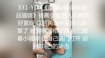 短裙露背装美女笑着逛街。镶钻网袜白色薄内贴脸CD 骚气内内全过程已经被全程记录了