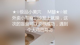 长相很漂亮的白皙美女张开腿展示自己的无毛骚穴，绝对极品一线天粉木耳